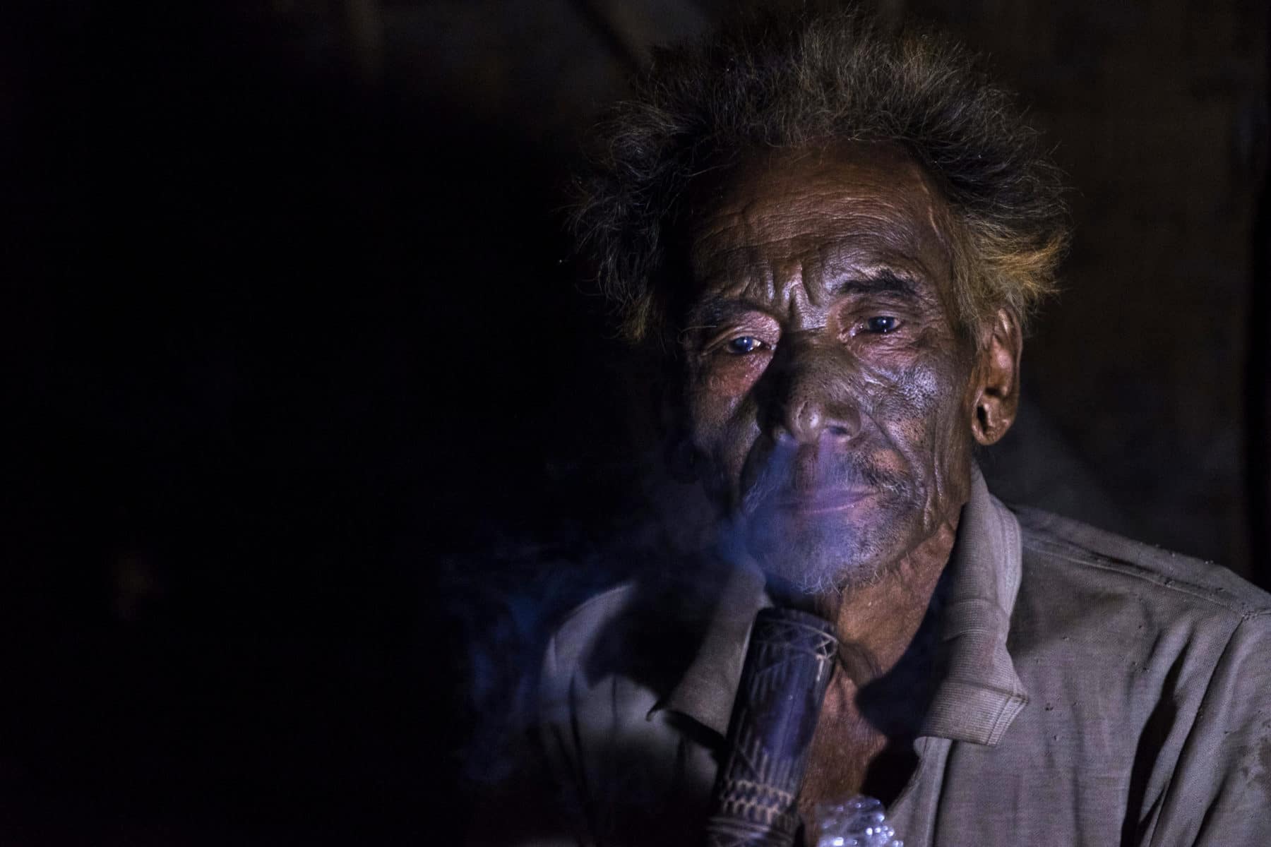 headhunter-smoking-opium-lungwa-mon-nagaland